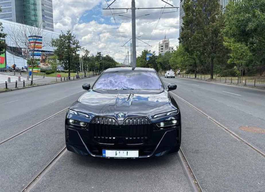 BMW i7