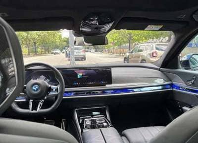 BMW i7